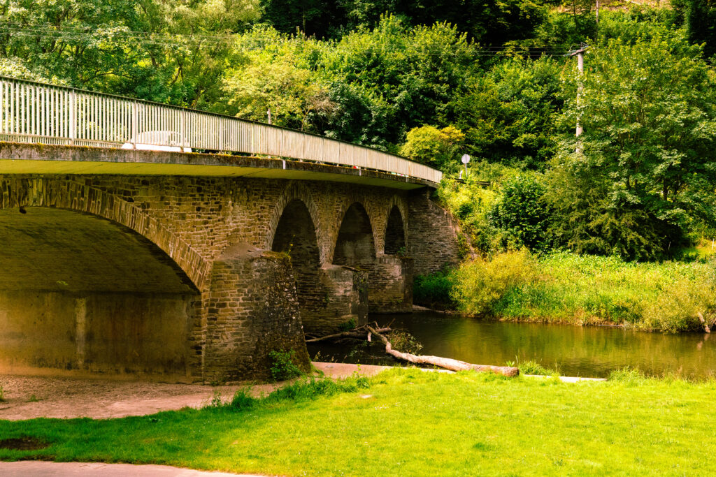 Eine alte Brücke über die Wied